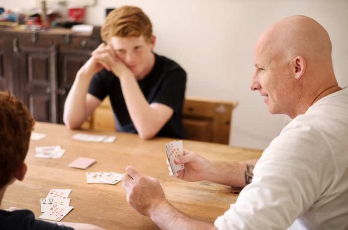 En familj spelar kort